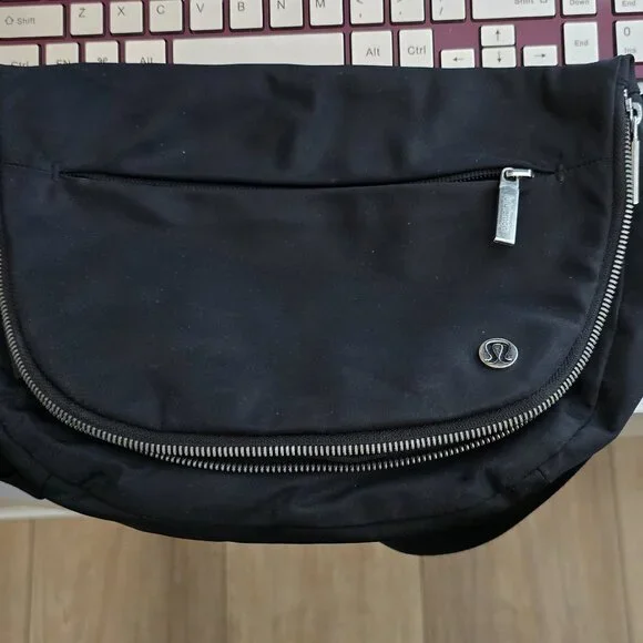 Lululemon All Night Festival Bag *Zip Top 5L Black PreOwned - Picture 5 of 5